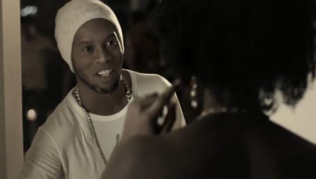 Ronaldinho estrena video musical junto Trío Ternura