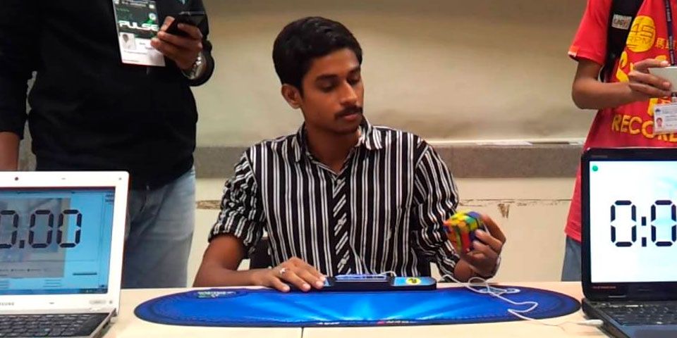 Joven indio rompe récord con cubo de Rubik