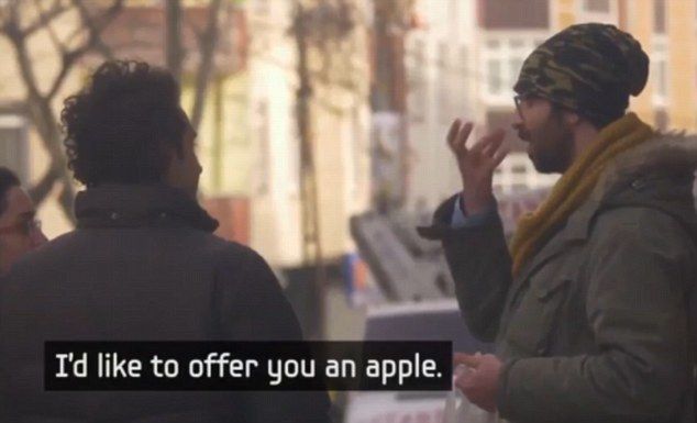 Barrio aprende lenguaje sordomudo para comunicarse con vecino