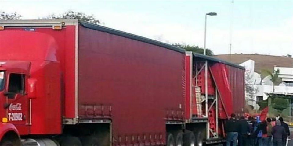 Saquean 5 camiones de Coca Cola en Chilpancingo