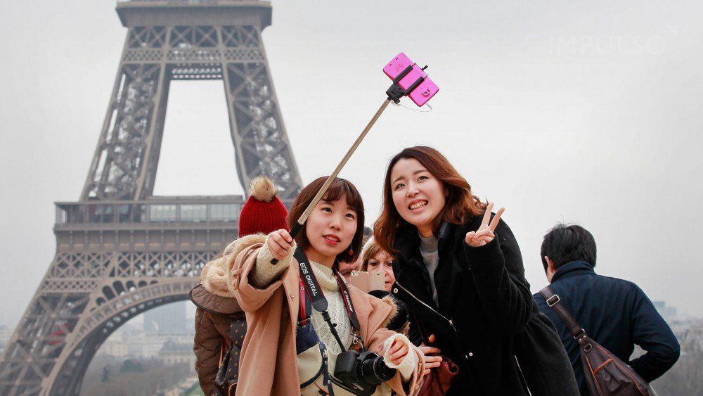 París prohíbe palos para selfies París prohíbe palos para selfies
