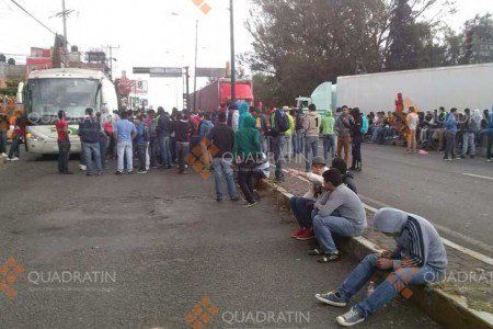 Normalistas bloquean salida a Pátzcuaro Normalistas bloquean salida a Pátzcuaro