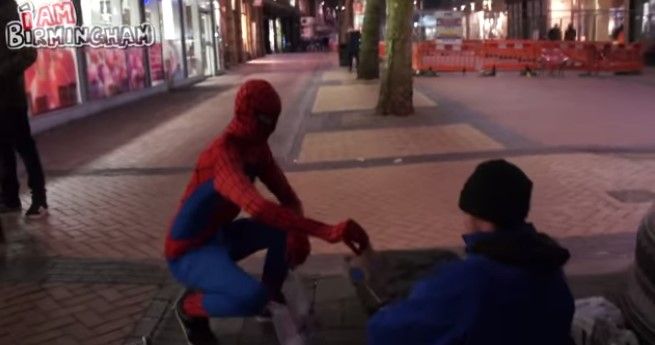 Spiderman ayuda a indigentes de Inglaterra