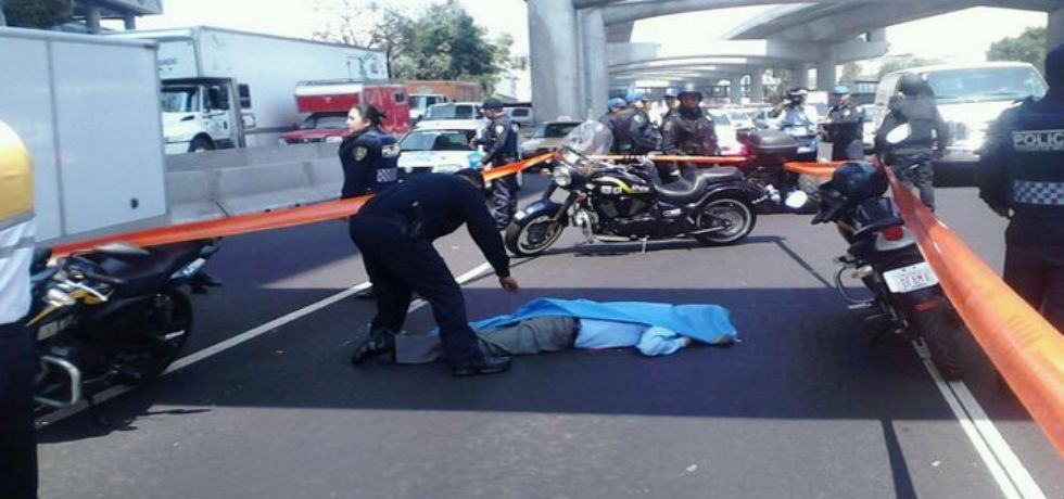 Muere hombre al arrojarse al Periférico