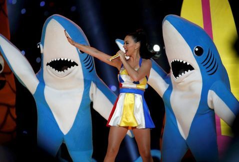 Katy Perry vende sus trajes de tiburón