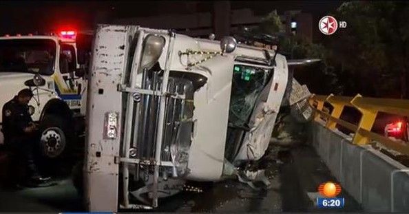 Vuelca tráiler con cinco mil pollos en Circuito Interior