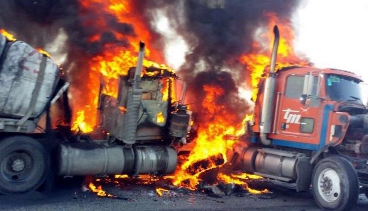 Choque de dos tráileres deja un par de heridos