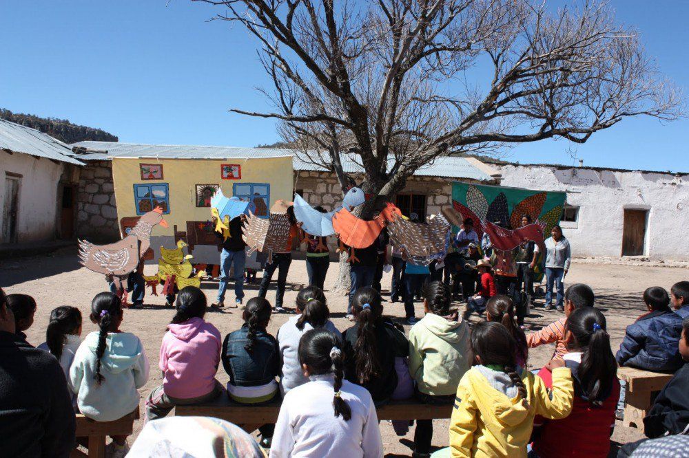 Educadora rarámuri gana premio Chihuahuense Destacada 2015