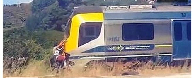 Jóvenes se cuelgan de un tren a más de 110 km/h