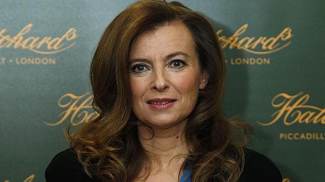 Ex pareja de François Hollande abofetea a un sujeto