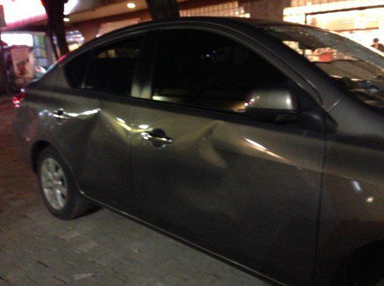 Taxistas atacan violentamente vehículo de Uber en la Roma