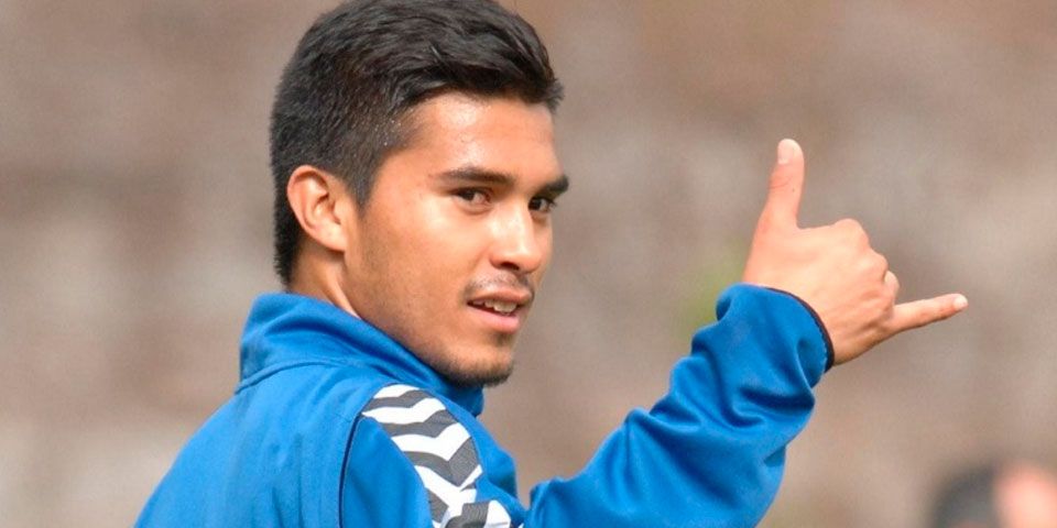 Cae Vitória con Ulises Dávila en la cancha Cae Vitória con Ulises Dávila en la cancha