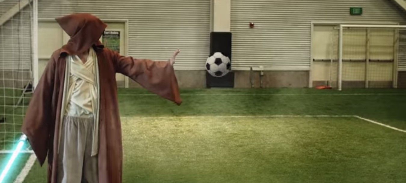 Superhéroes juegan futbol en YouTube