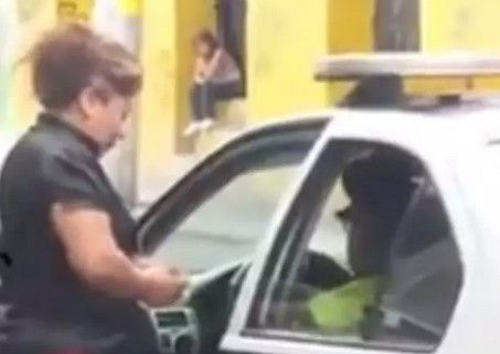 Graban a policía recibiendo mordida