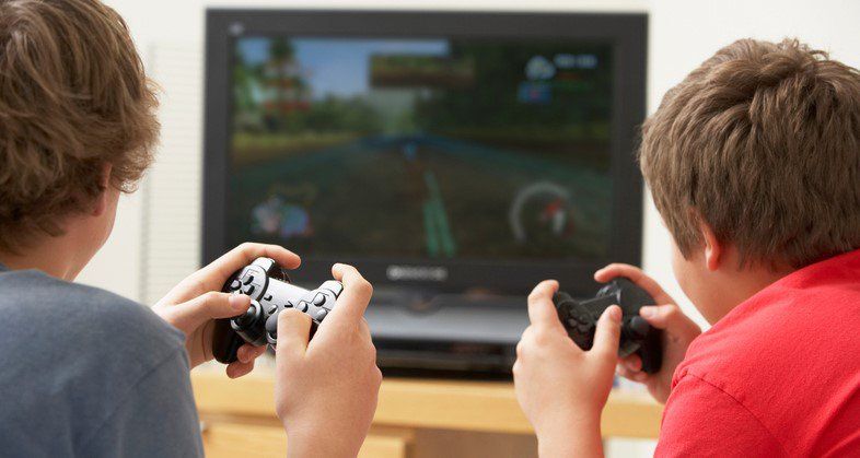 Adolescentes que usan videojuegos sacan mejores calificaciones