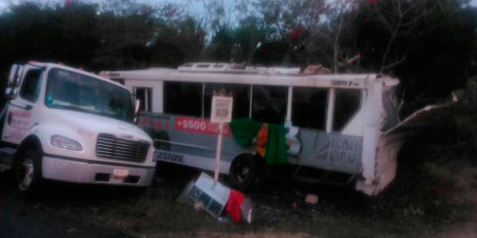 Accidente carretero en Cancún deja al menos 21 heridos