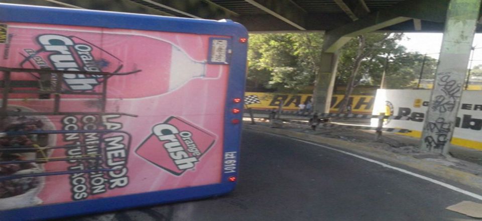 Vuelca camión en Tlalpan