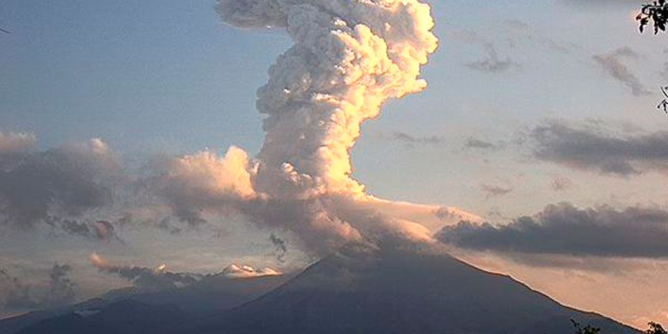 Volcán de Colima emite exhalación de cuatro mil metros Volcán de Colima emite exhalación de cuatro mil metros