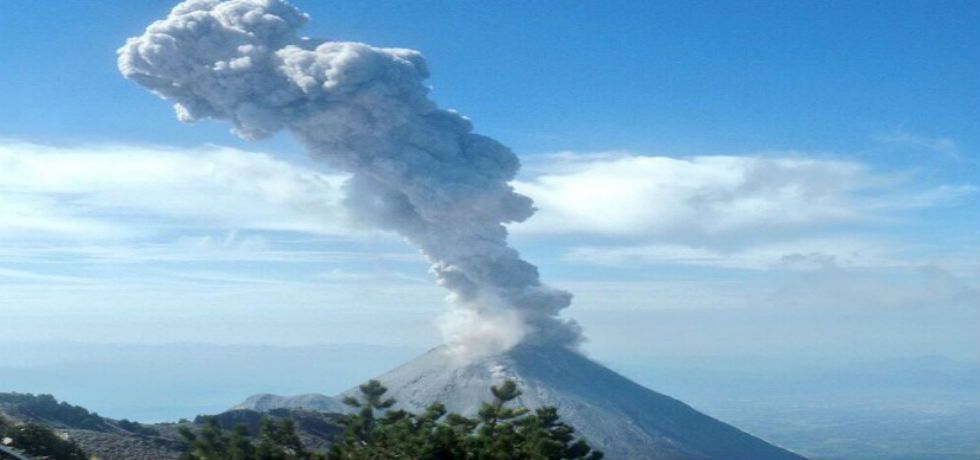 Volcán de Colima emite dos exhalaciones