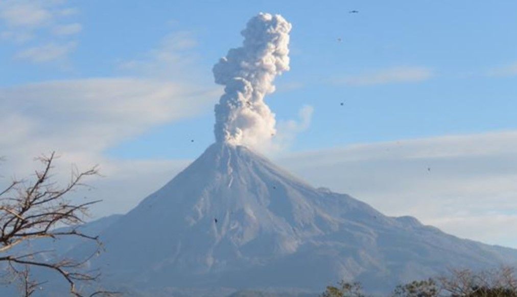 Imágenes de las explosiones del volcán de Colima