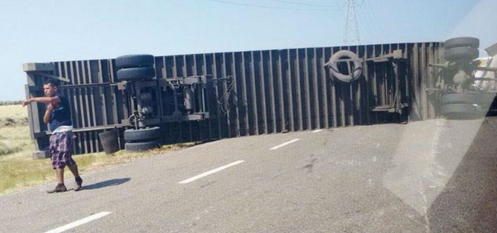 Fuertes vientos vuelcan tráiler en el Istmo