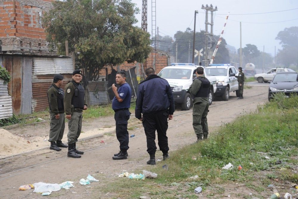 Hallan tres cuerpos y un bebé herido en un vehículo