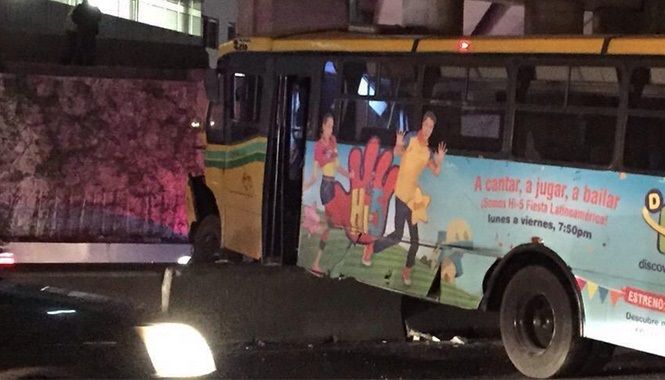 Choca camión escolar contra muro en Periférico Norte