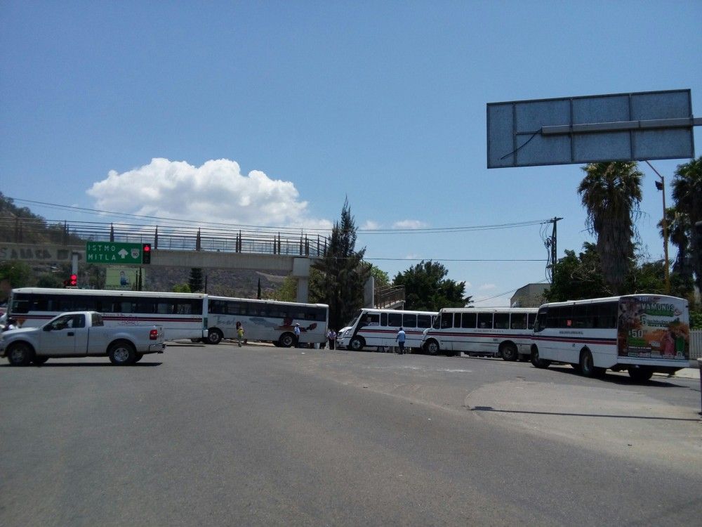Transportistas bloquean 20 cruces viales en Oaxaca