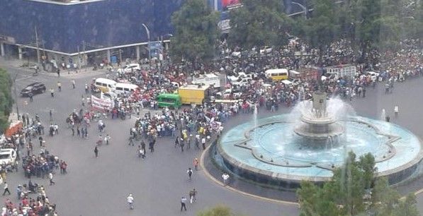 Marchan antorchistas en Reforma