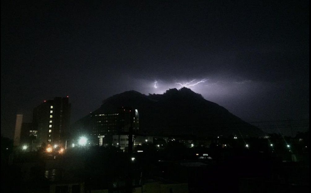 Tormenta deja sin energía eléctrica a Monterrey