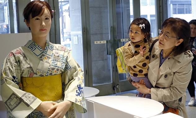 Robot atiende a clientes en tienda de Tokio Robot atiende a clientes en tienda de Tokio