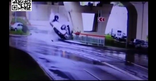 Conductor sale ileso de auto destrozado