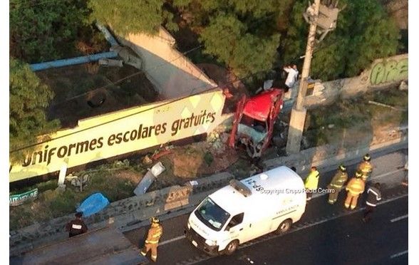 Un muerto al volcar auto en la México-Puebla