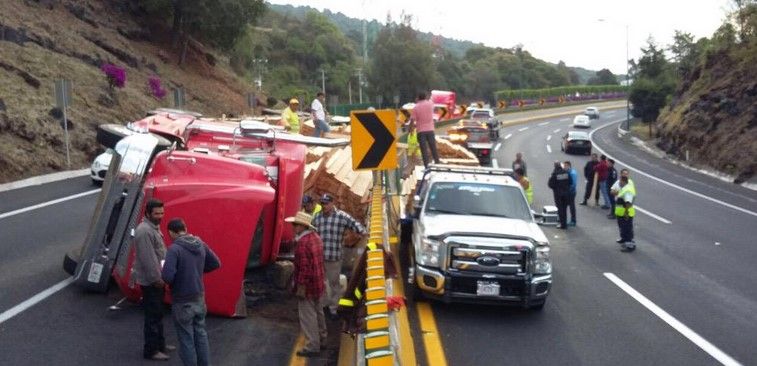 Vuelca camión en Autopista México-Cuernavaca Vuelca camión en Autopista México-Cuernavaca