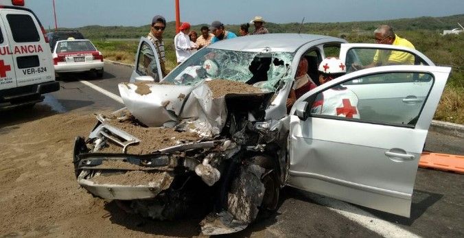 Automóvil choca contra camión de volteo en Veracruz Automóvil choca contra camión de volteo en Veracruz
