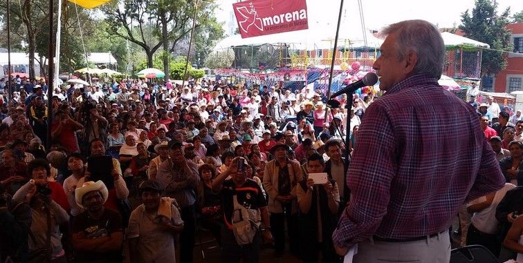 AMLO se cae del templete