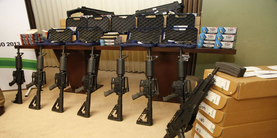 Delincuentes roban y usan armas de policías