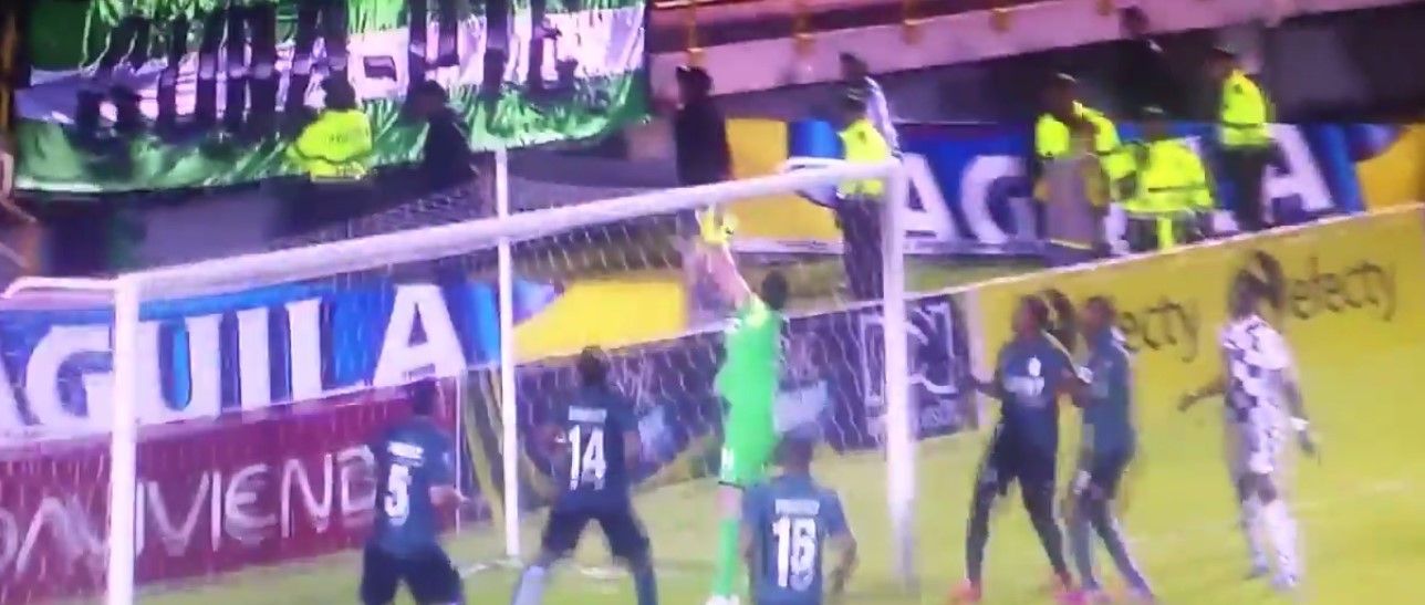 Increíble autogol de portero