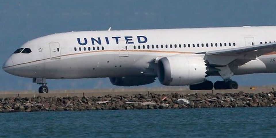 United prohíbe volar a hombre por tuit de broma United prohíbe volar a hombre por tuit de broma