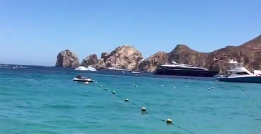 Ballenas se acercan a la playa en Los Cabos