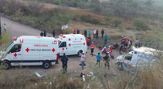 Vuelca camioneta de la banda Cruz Marteña