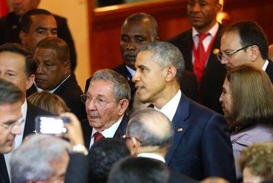 Histórico saludo entre Obama y Castro