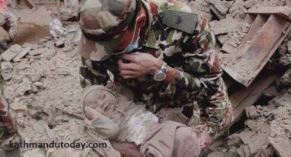 Milagro en Nepal: bebé es rescatada tras estar enterrada 22 horas Milagro en Nepal: bebé es rescatada tras estar enterrada 22 horas