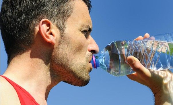 ¿Por qué se debe beber agua en ayunas?