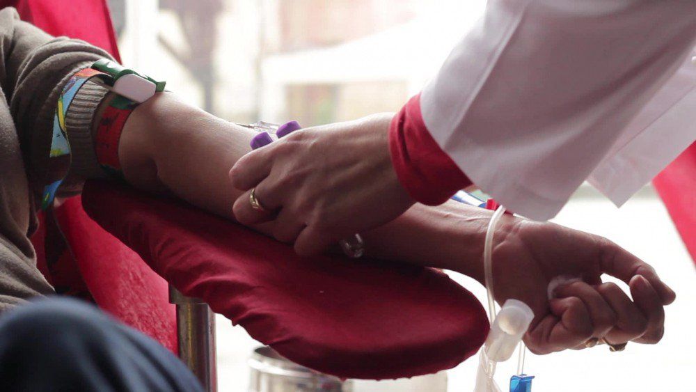 Prohíbe UE a homosexuales donar sangre Prohíbe UE a homosexuales donar sangre