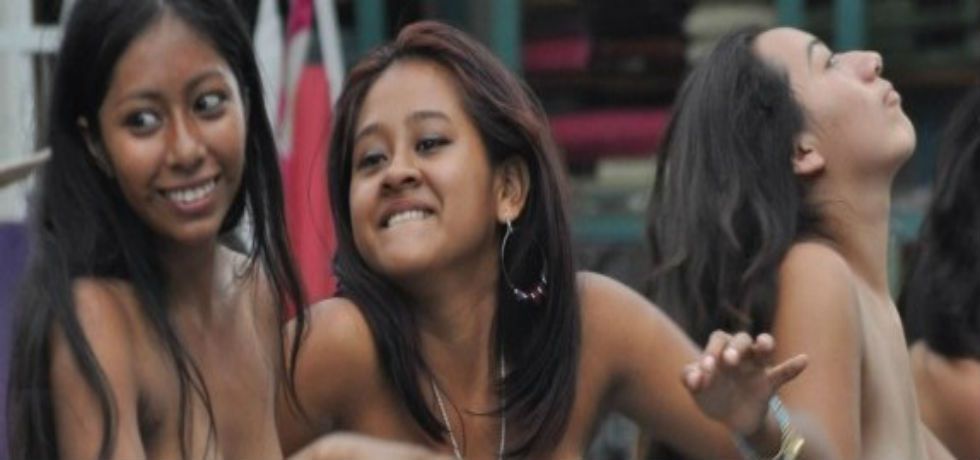 Integrantes de los 400 pueblos bloquean Av. Cuauhtémoc