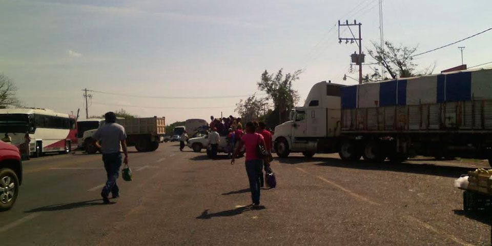 Comuneros bloquean carretera en Oaxaca