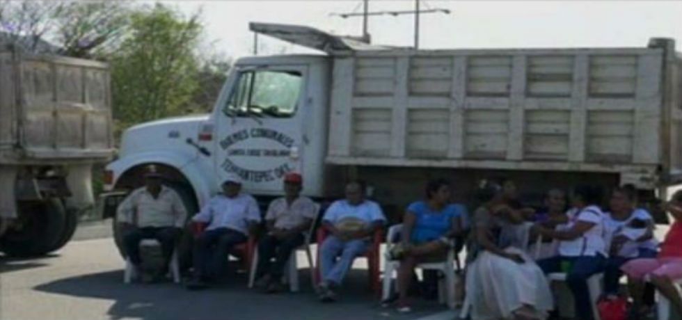 Continúan bloqueos en Oaxaca. Abren ruta alterna
