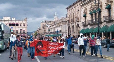 Normalistas bloquean calles en Morelia Normalistas bloquean calles en Morelia