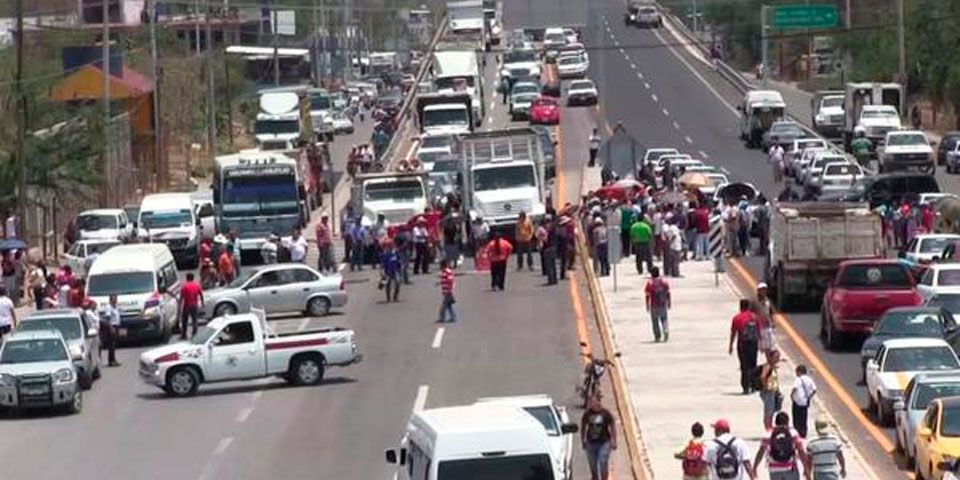 Bloquean carretera Chilpancingo-Petaquillas